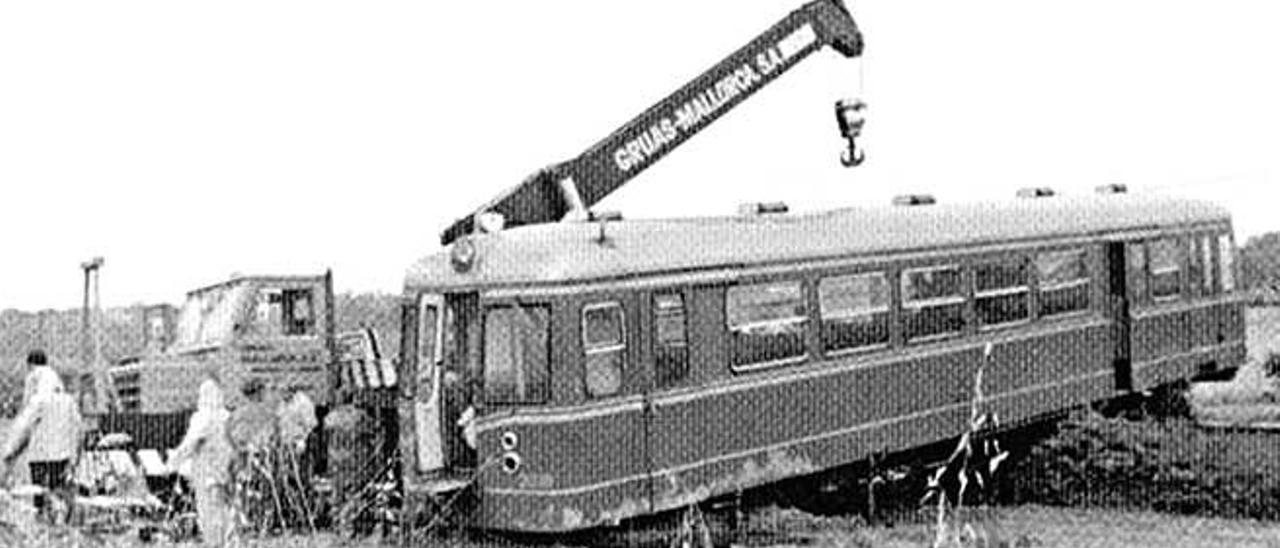 Imagen del momento en que la grúa levanta el tren descarrilado cuatro días antes, en junio de 1977.