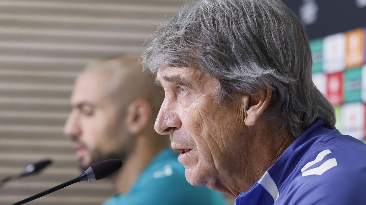 Manuel Pellegrini comparece en rueda de prensa junto a Sofyan Amrabat en la previa del Betis-Utrecht de Europa League