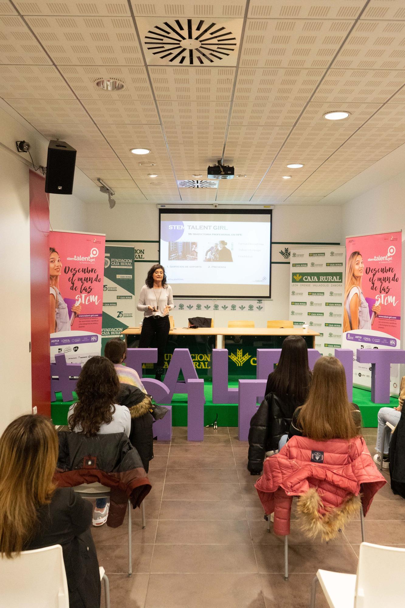 La ingeniera Montse Bragado, durante su conferencia en Zamora.