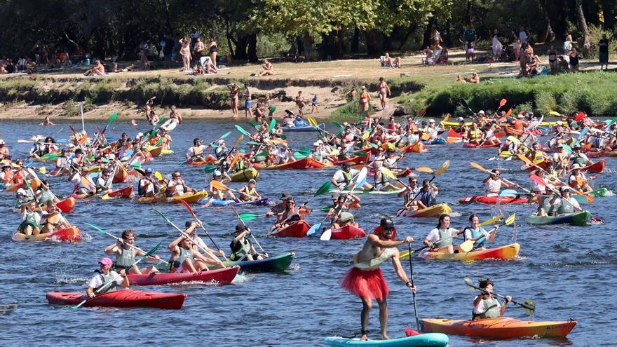 Las piraguas llenan de color el Miño en el descenso popular