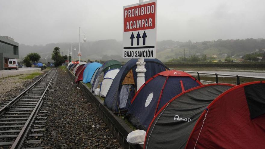 Tiendas de campaña en Ribadesella, en la edición de 2009 de las Piraguas.