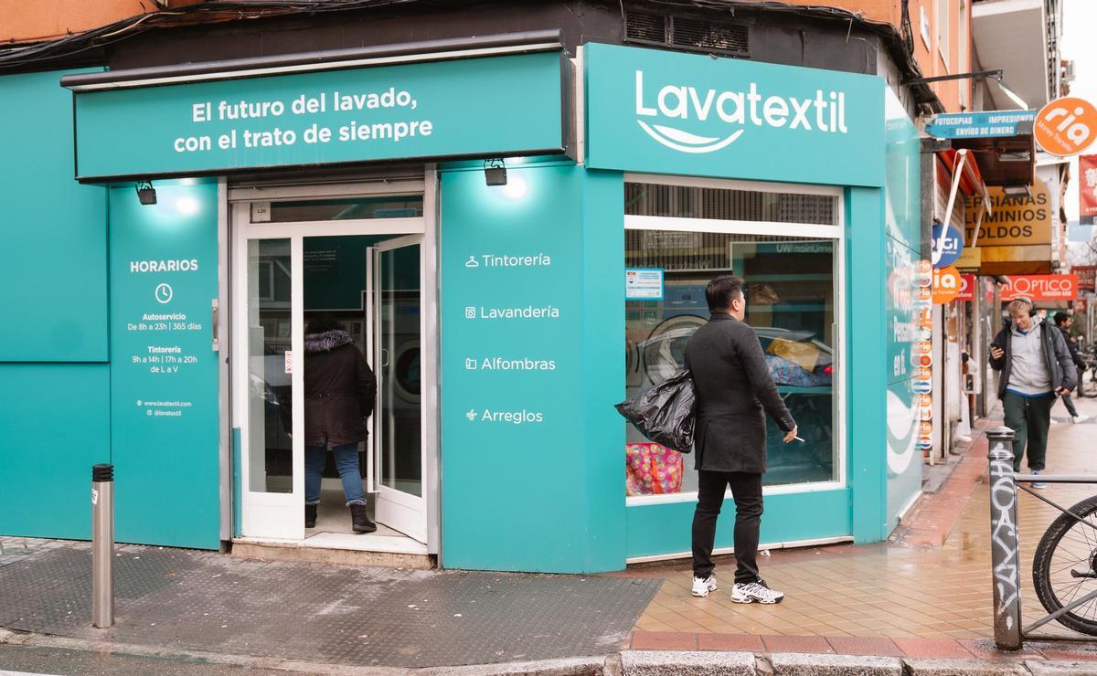 Las lavanderías autoservicio de Madrid hacen su "agosto" por las lluvias interminables