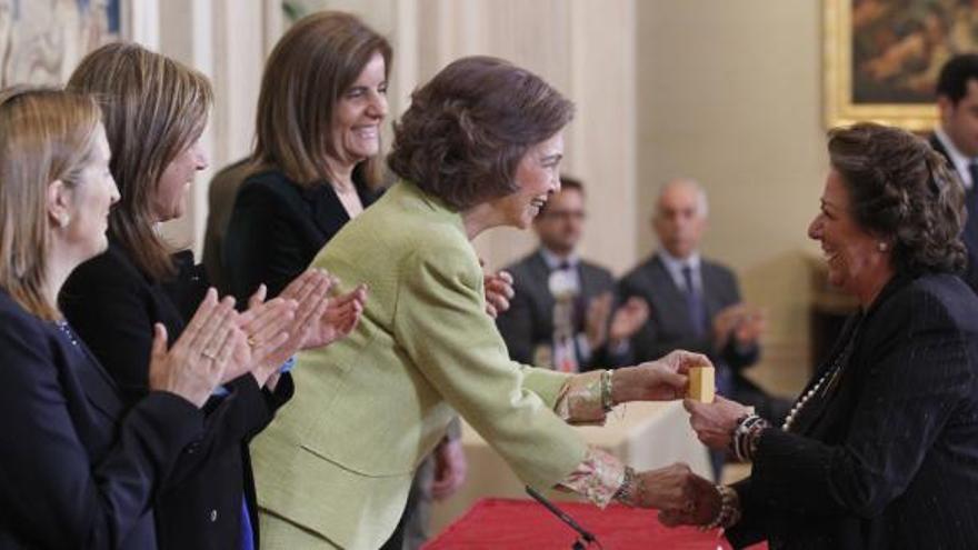 La reina, que ha presidido hoy la entrega de los &quot;Premios Reina Sofía 2011&quot; entrega un galardón a la alcaldesa de Valencia, Rita Barberá.