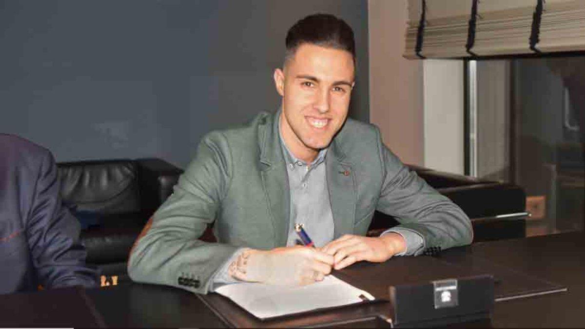 Aicardo firmando su renovación de contrato para el Barça Lassa