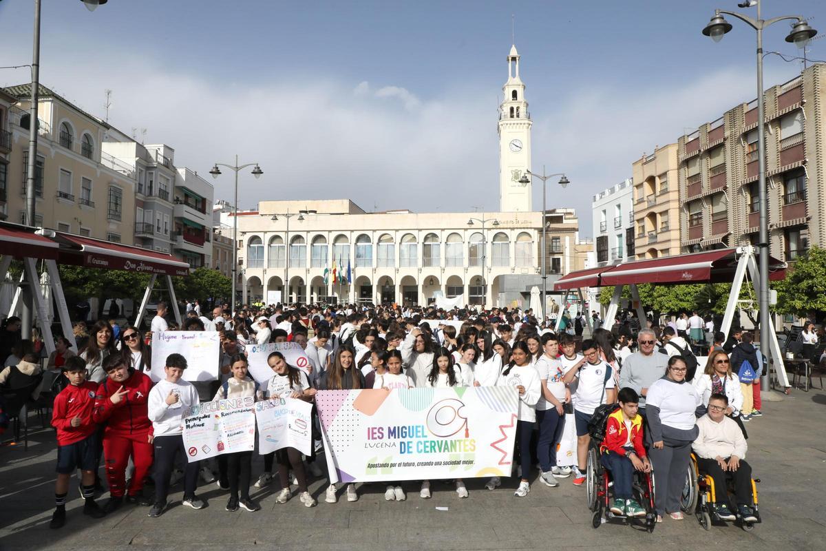 Escolares en la plaza Nuevas de Lucena.
