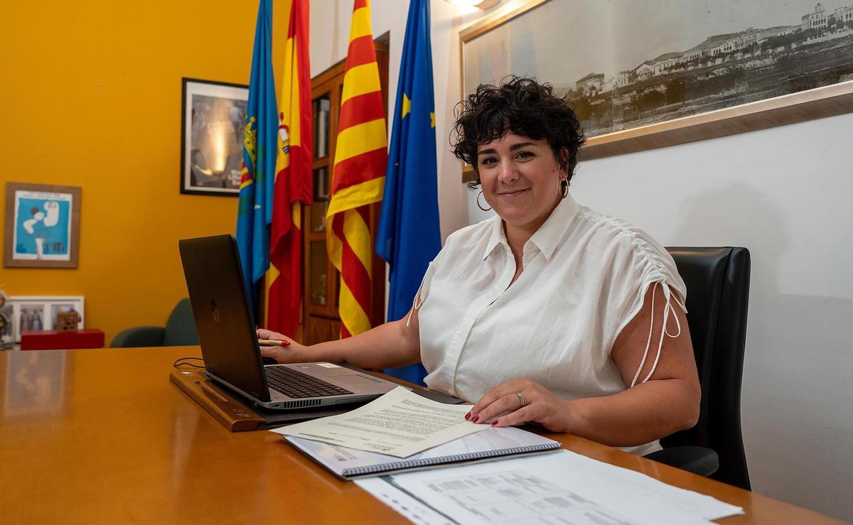 La alcaldesa de Santa Coloma de Gramenet, Mireia González, en su despacho en el Ayuntamiento