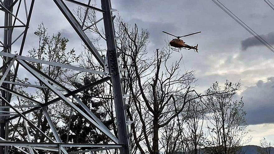 L&#039;helicòpter repara les línies elèctriques malmeses pel temporal.