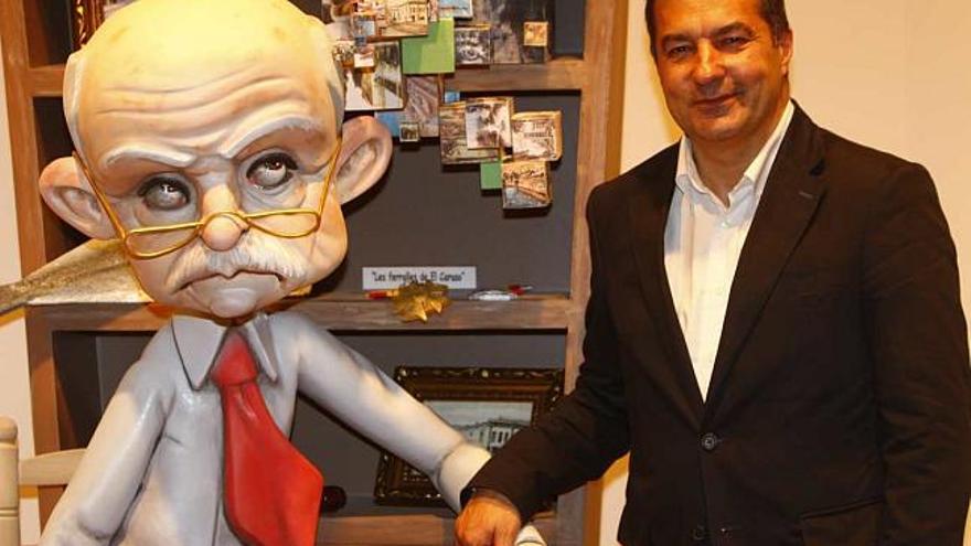 Andrés Llorens, con una de las figuras presentadas en la Exposición del Ninot.