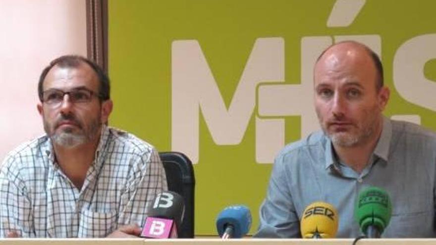 El líder de Més per Mallorca, Biel Barceló (i), acompañó a Antoni Verger en la rueda de prensa de ayer.