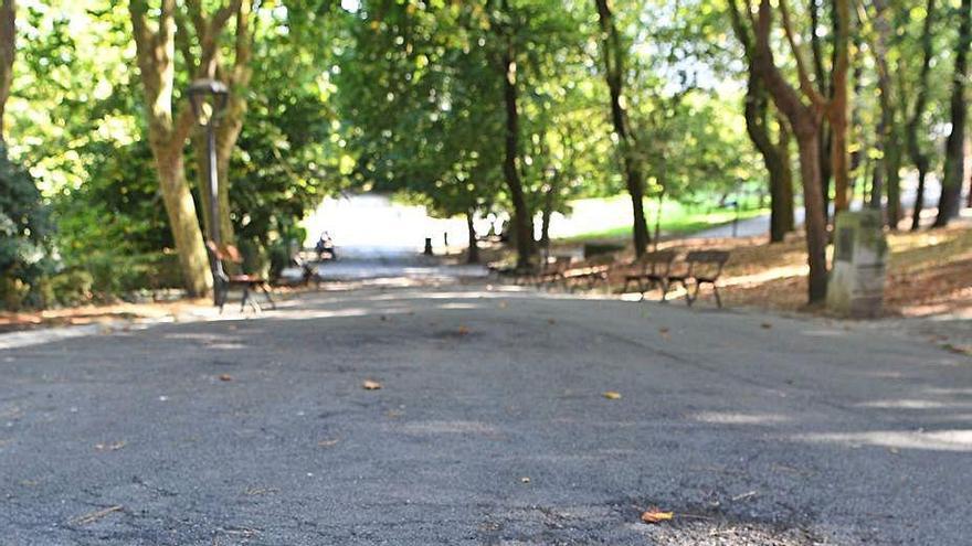 Uno de los caminos del parque de Santa Margarita, ayer.