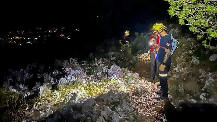 Desorientados y a un paso del precipicio: los bomberos rescatan en plena noche a dos excursionistas en el Montgó