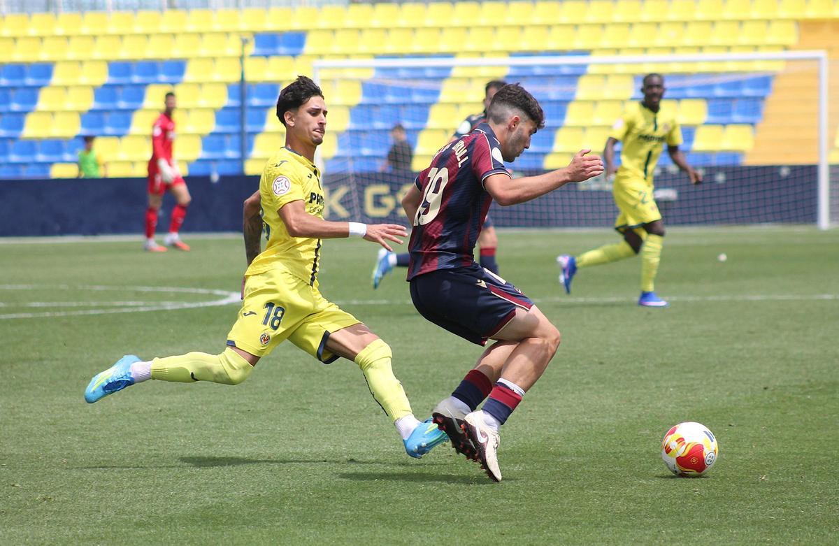 Nico Barattucci persigue la salida de balón del mediocentro visitante Salva Brull.