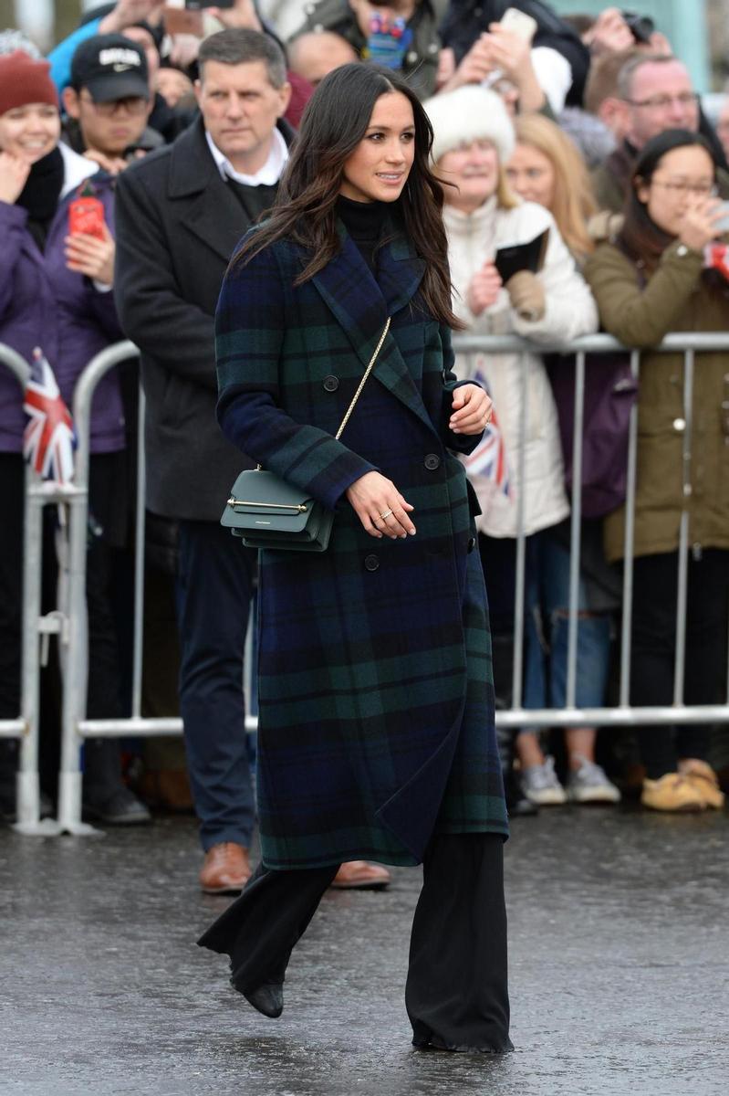 Meghan Markle con abrigo de cuadros de Burberry