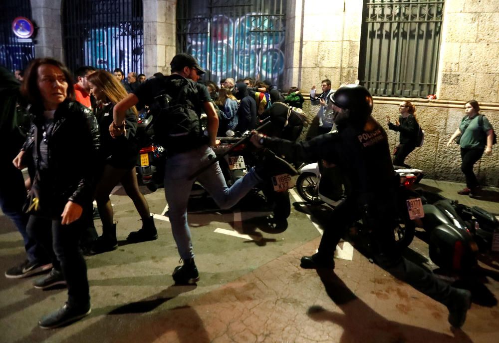 Protesta frente a la Jefatura de Vía Laietana