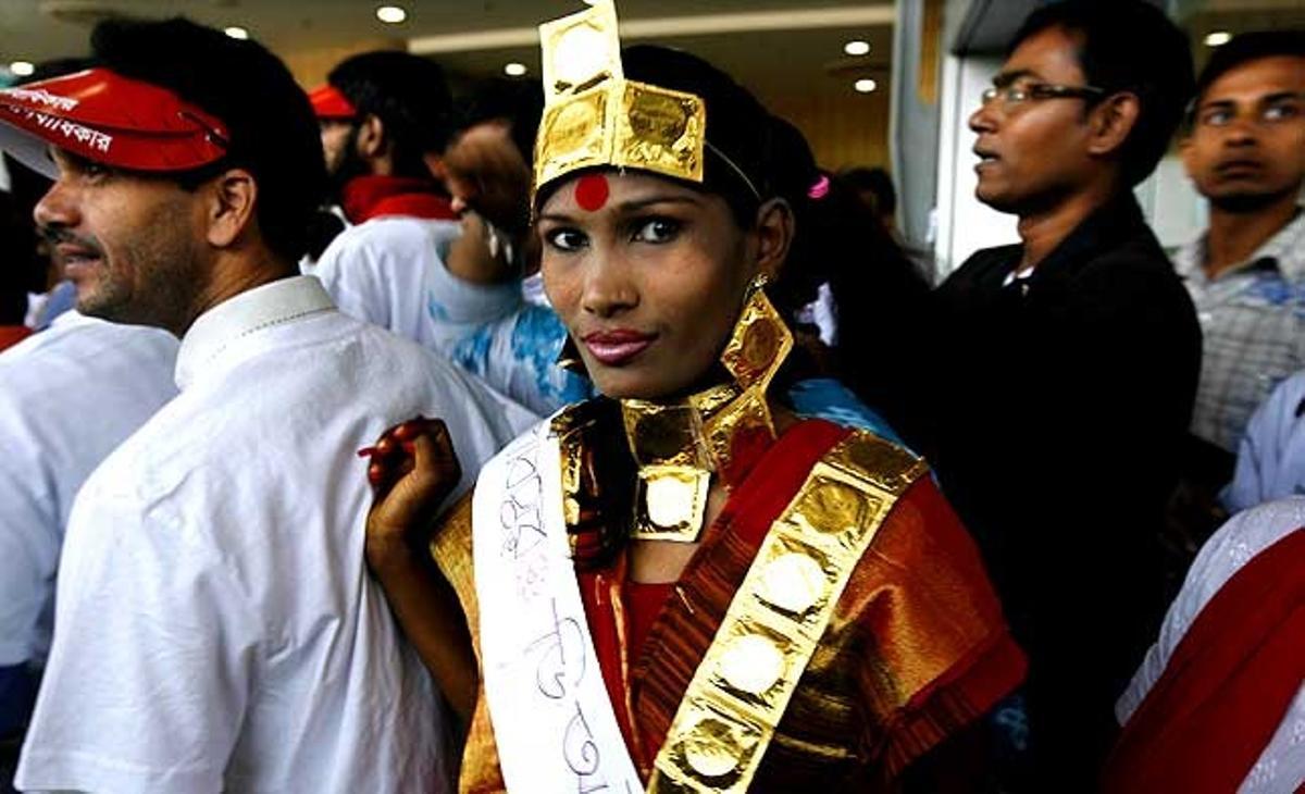 Una treballadora sexual llueix condons durant una concentració a Daka (Bangla Desh) amb motiu del Dia Mundial contra la Sida. El nombre de persones portadores del virus d’immunodeficiència humana (VIH) al país és de 1.745, mentre que els pacients amb sida són 619.
