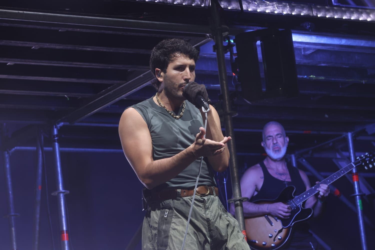 Sebastián Yatra se funde con el público y sus 'Tacones Rojos' pone en pie al Roig Arena