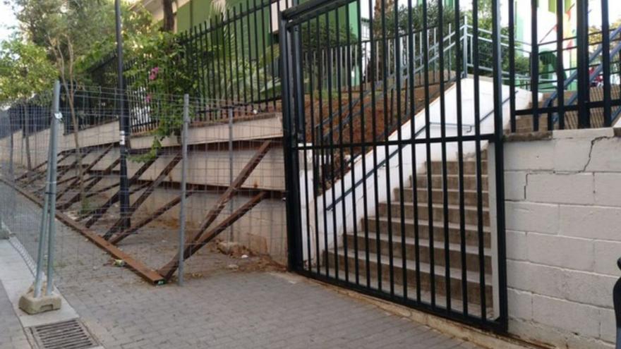 Parte del muro perimetral del Colegio García Lorca. | L. O.