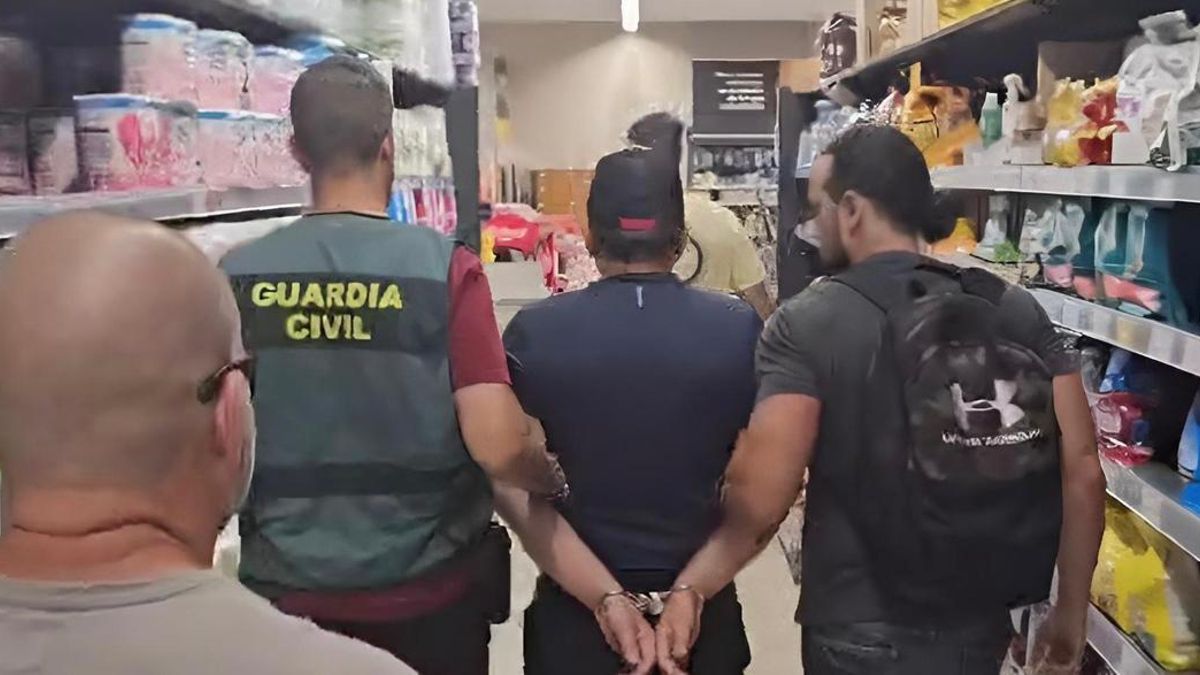 Detenido en Oleiros por varios robos en supermercados del área de A Coruña.