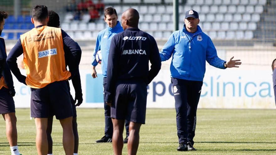 Pepe Mel se dirige a los jugadores durante la sesión de ayer en Abegondo.