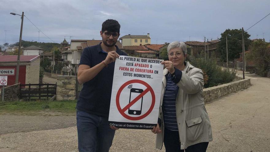 Moral y López muestran un cartel de protesta en un corte anterior de la línea de teléfono en Ufones. | Ch. S. (Archivo)