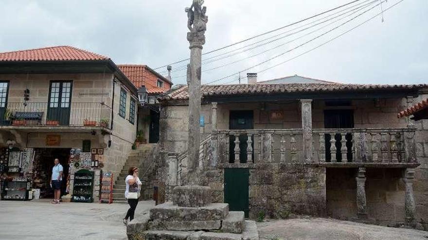 El cruceiro del atrio de San Roque, el que está en peor estado. // R.V.