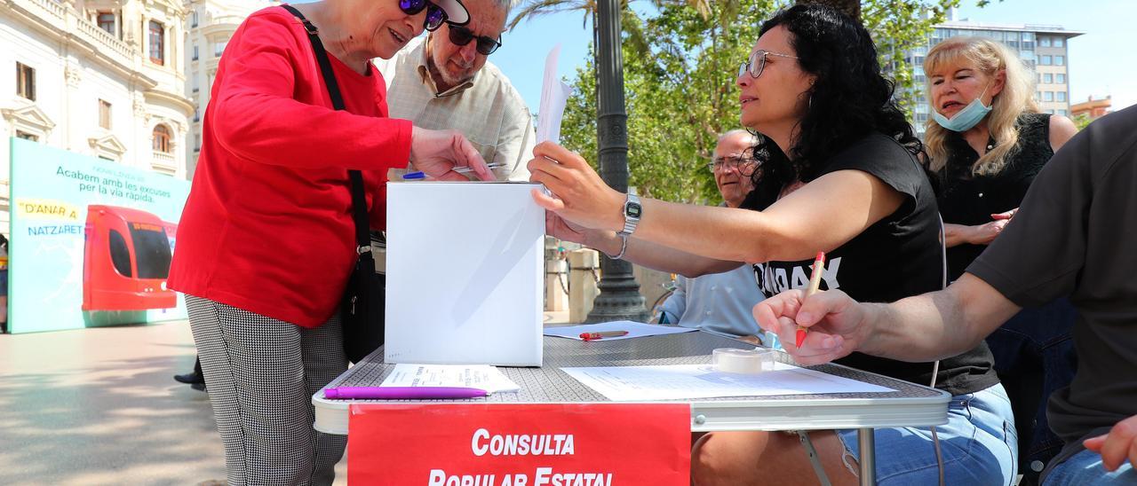 Una dona vota en la consulta popular a la plaça de l’Ajuntament
