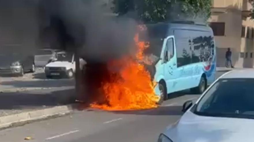 Incendio de una guagua en Vecindario