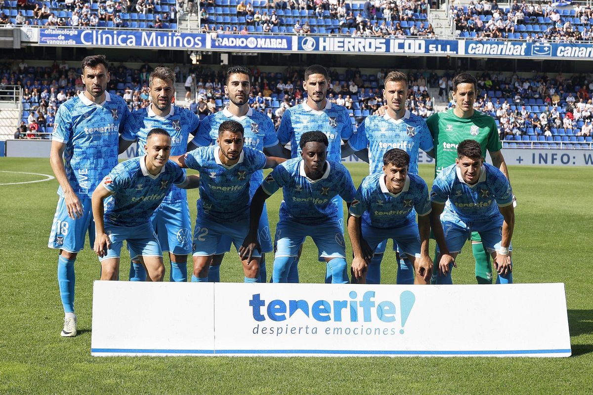 Alineación del CD Tenerife en el duelo frente al Burgos de la pasada temporada: con 30,6 años, la quinta más veterana de la historia del club.