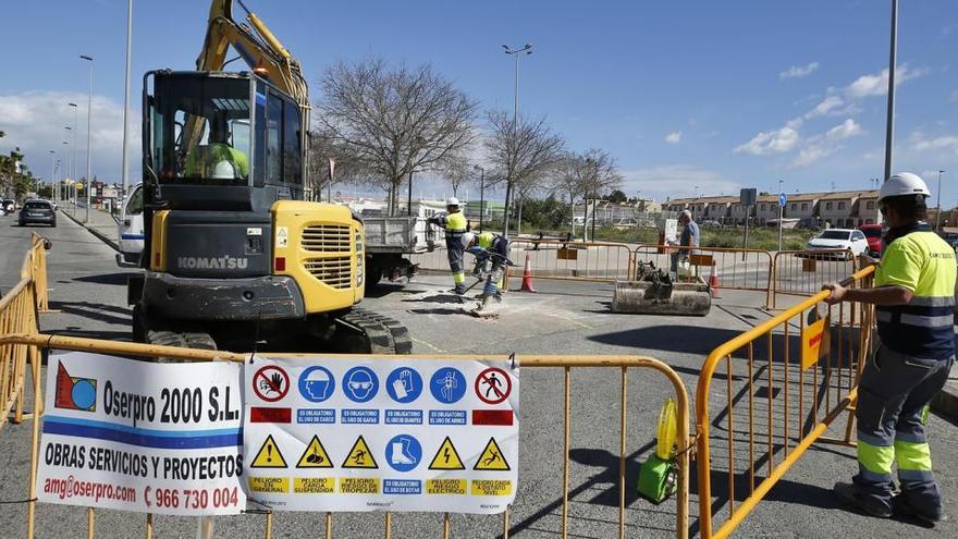 Obras de Agamed en la avenida de las Cortes Valencianas durante el periodo de estado de alarma para garantizar la evacuación de aguas pluviales/ Foto Joaquín Carrión