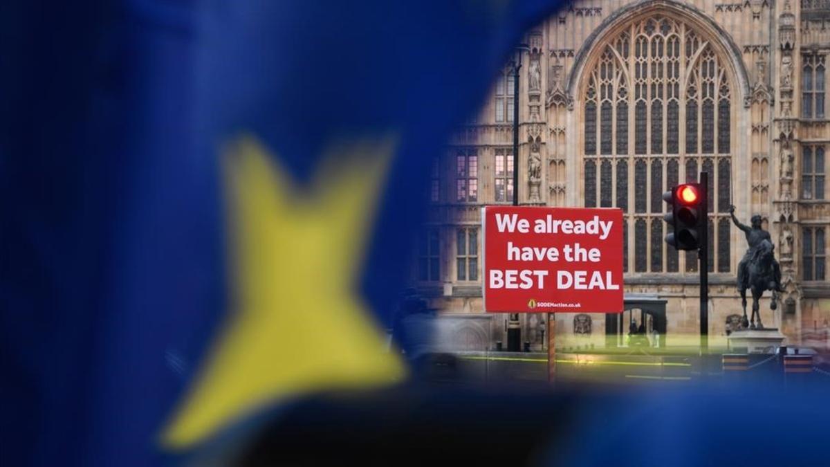 Una pancarta ante la sede parlamentaria británica sostiene que ya se ha alcanzado el mejor pacto posible sobre el 'brexit'.