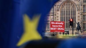 Una pancarta ante la sede parlamentaria británica sostiene que ya se ha alcanzado el mejor pacto posible sobre el ’brexit’.