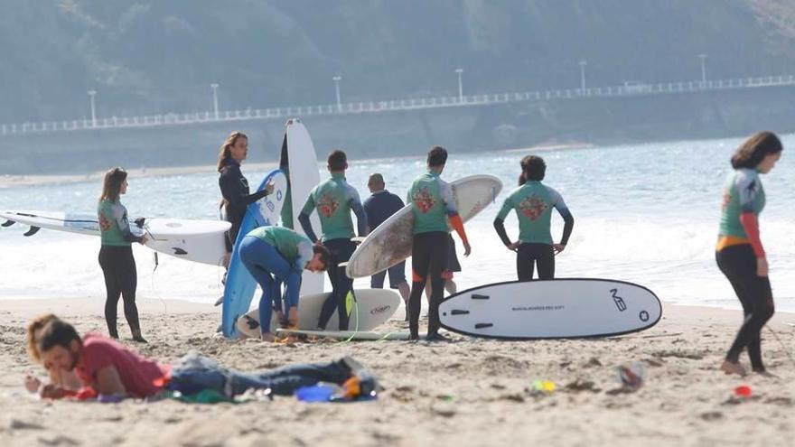 Surfistas preparándose para el baño en la playa de Salinas.