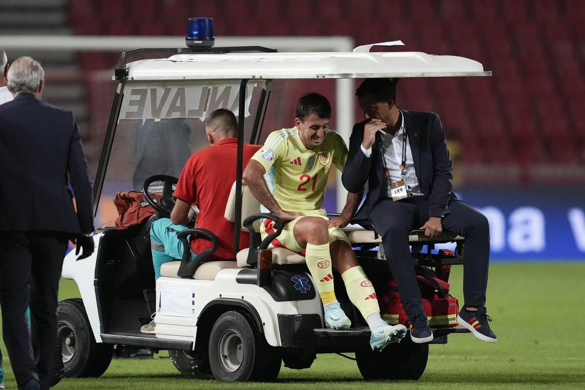 Mikel Oyarzabal se retira lesionado del partido entre Serbia y España.