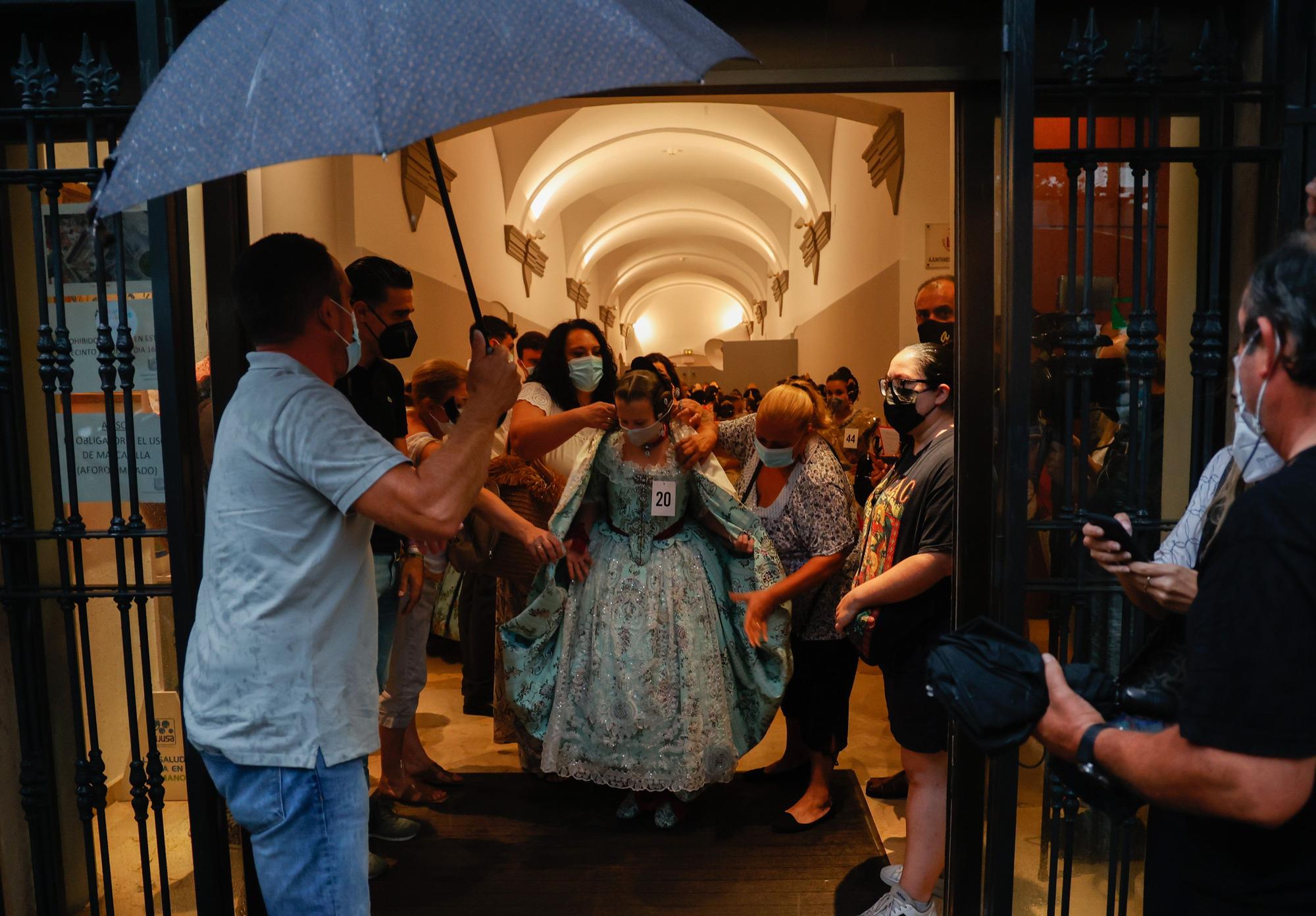 La lluvia irrumpe en la presentación de las candidatas a Falleras Mayores de València 2022