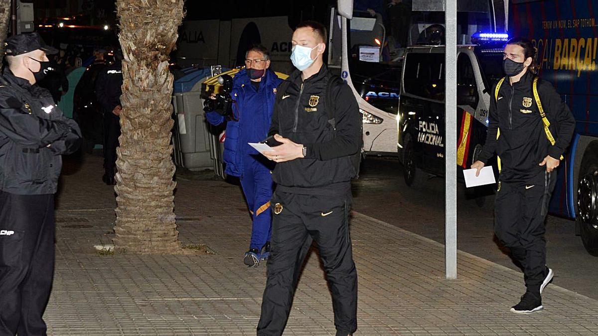 El portero del Barcelona Ter Stegen, ayer, entrando en el hotel Huerto del Cura. | MATÍAS SEGARRA