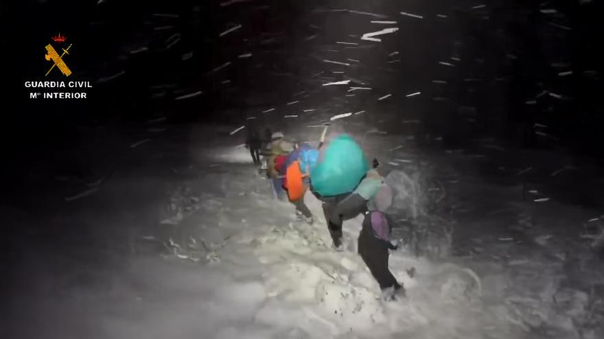 VÍDEO: La Guardia Civil rescata a 5 senderistas en Somiedo