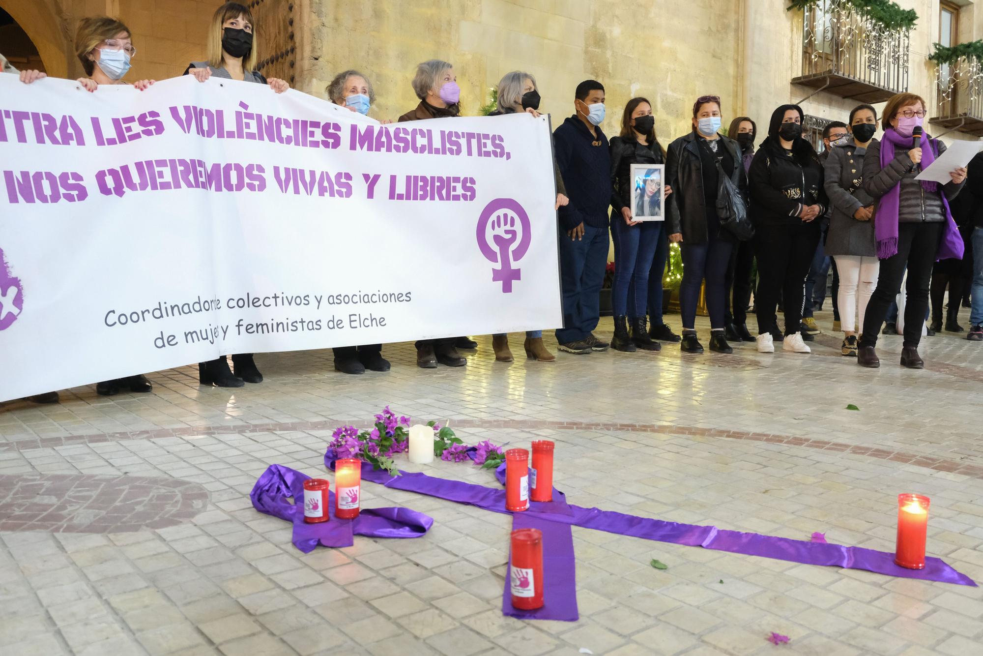 Concentración de repulsa por el asesinato de Yolanda en Elche. Familiares de la joven acudieron al emotivo acto en la Plaza de Baix