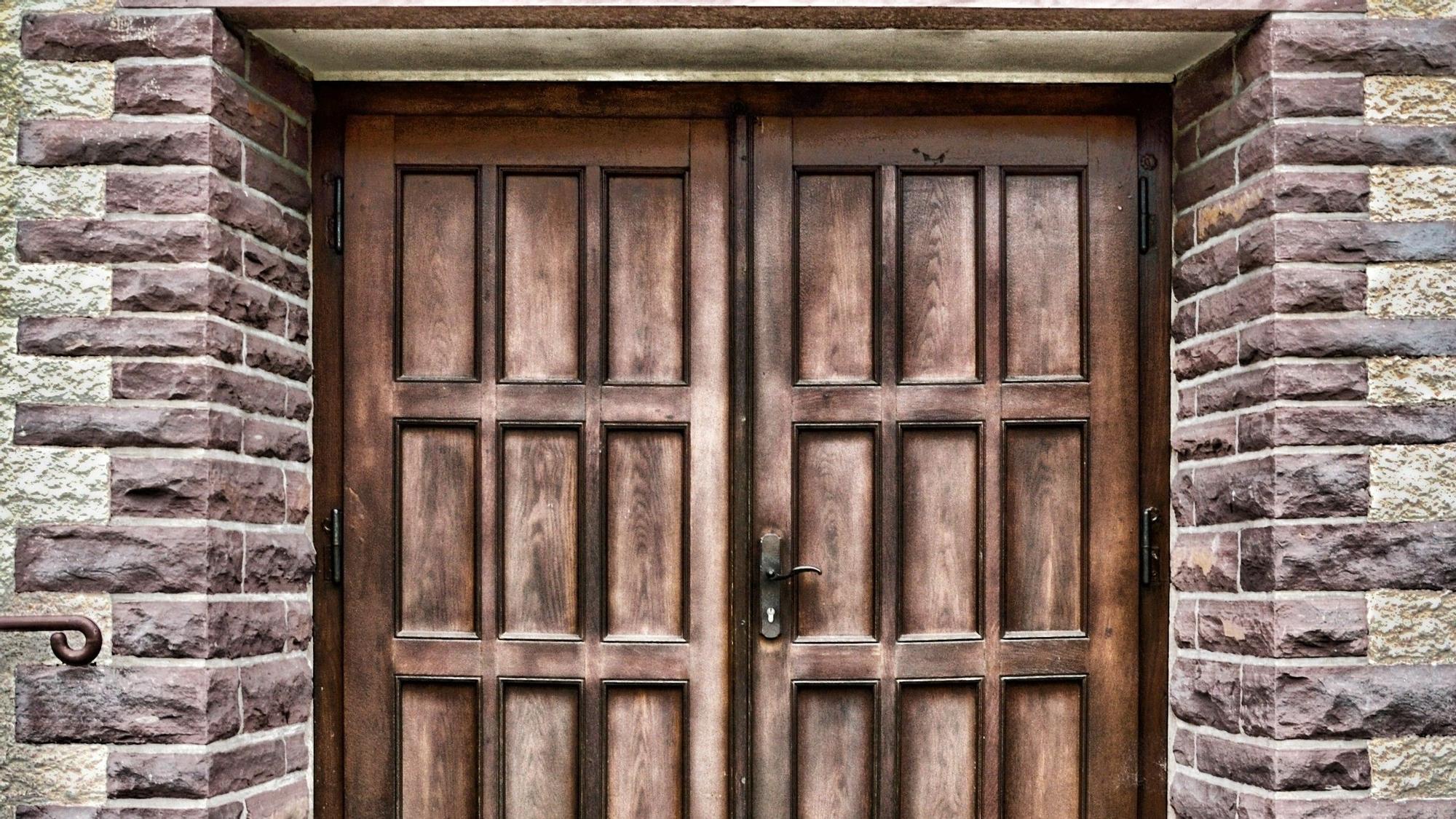 Puerta de madera exterior en una vivienda