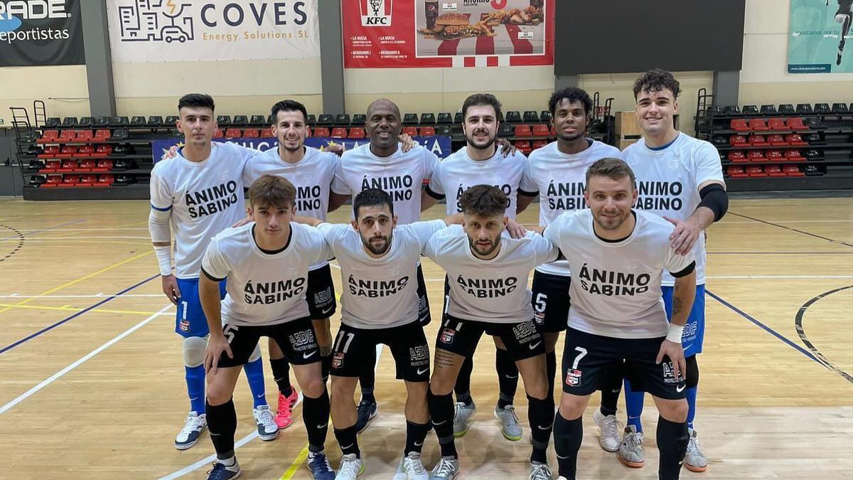 El conjunto nuciero, en el Pabellón Camilo Cano, con camisetas de apoyo a su compañero lesionado Sabino Fernández