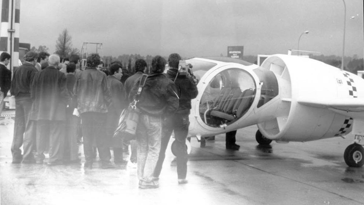 Un momento durante la presentación de la aeronave en el aeropuerto de Vigo