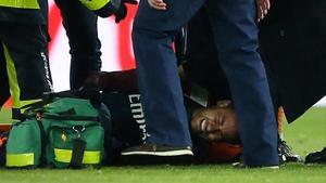 Neymar se lamenta de la lesión en el tobillo derecho que padeció en el Parque de los Príncipes parisino.