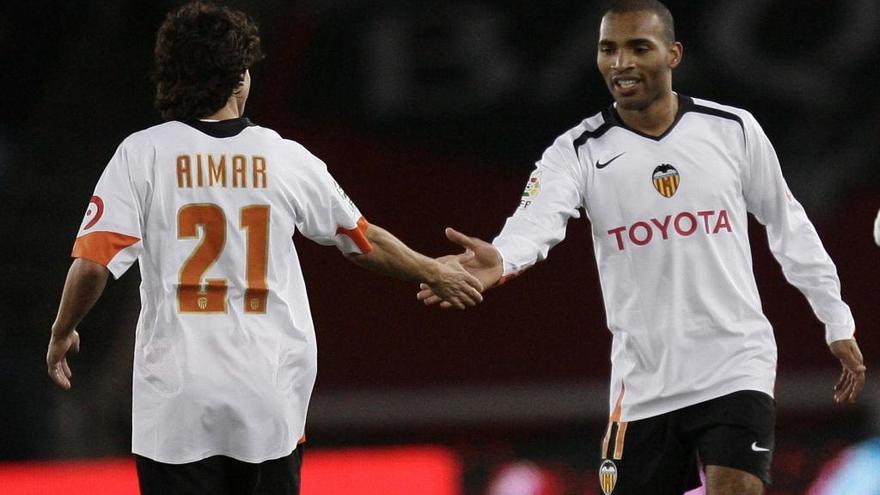 Mario Regueiro es felicitado por Pablo Aimar, tras marcar un gol ante la Real Sociedad en 2006.