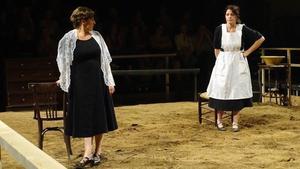 Un momento de la obra ’Bodas de sangre’ con Clara Segura y Nora Navas. 