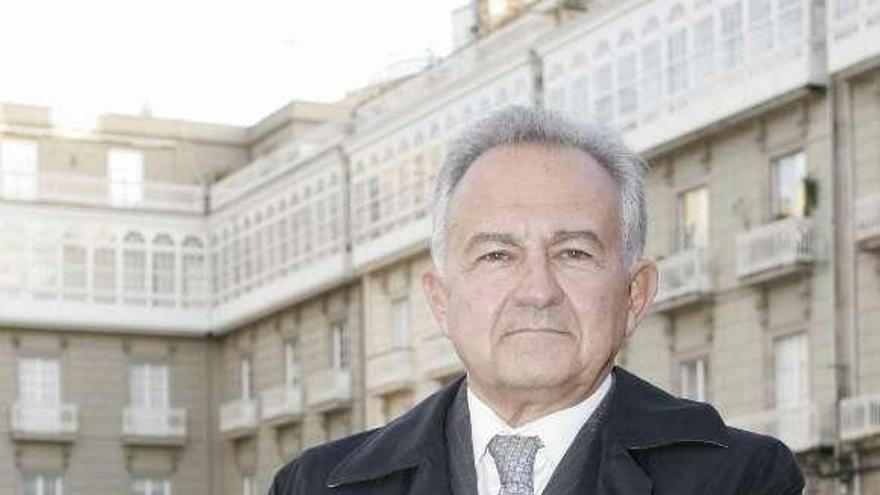 José Luis Méndez Romeu, en la plaza de María Pita. / eduardo vicente