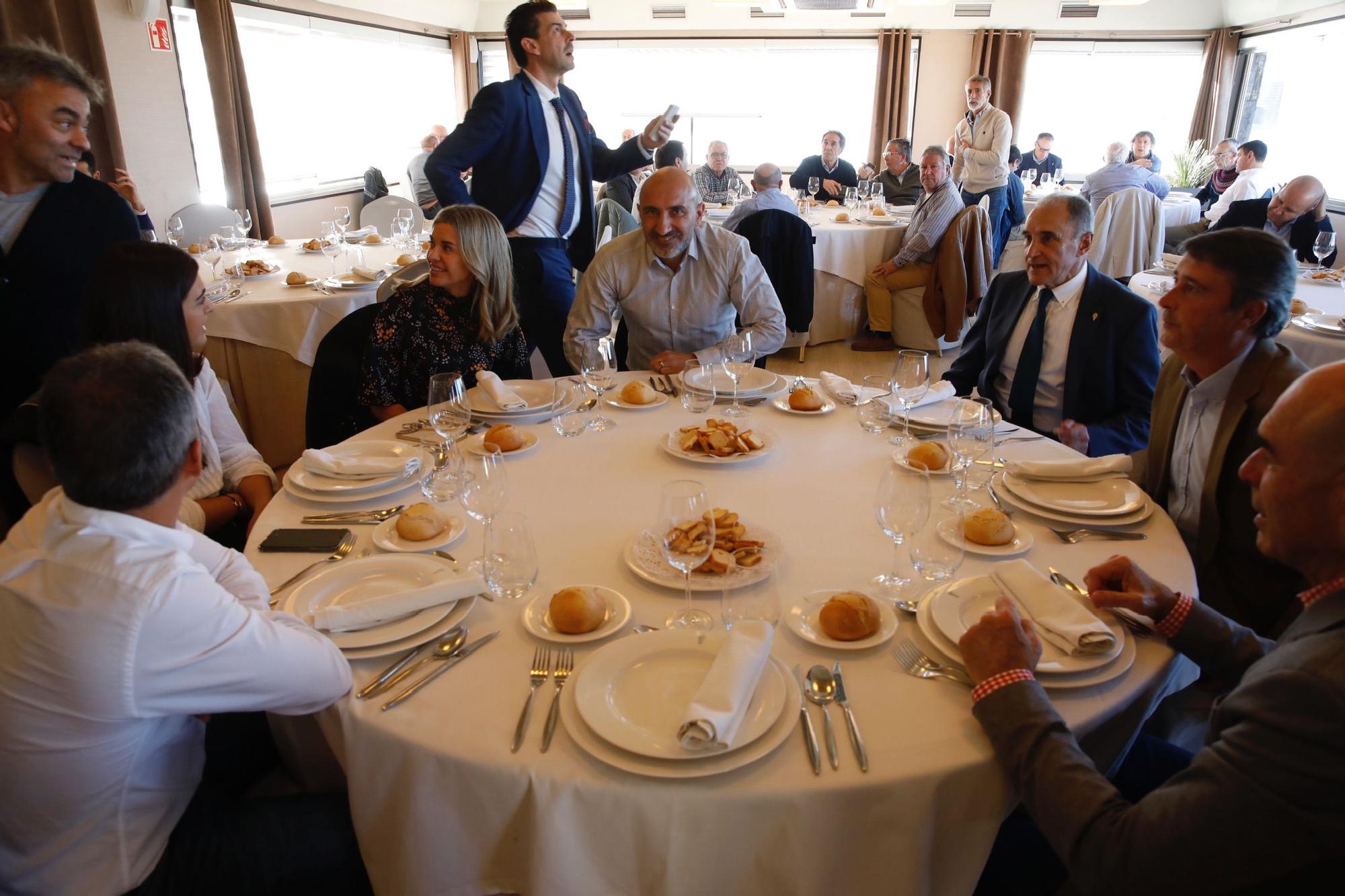 EN IMÁGENES: Abelardo recibe la insignia de oro de los veteranos del Sporting