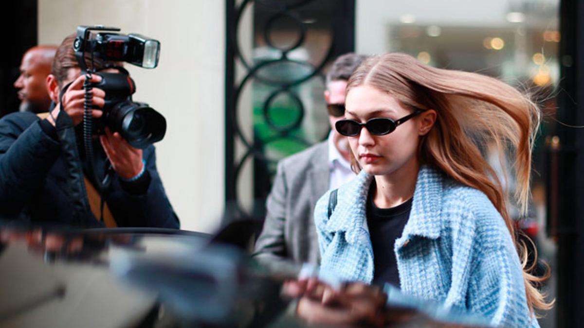 Gigi Hadid con abrigo azul y gafas de sol en París