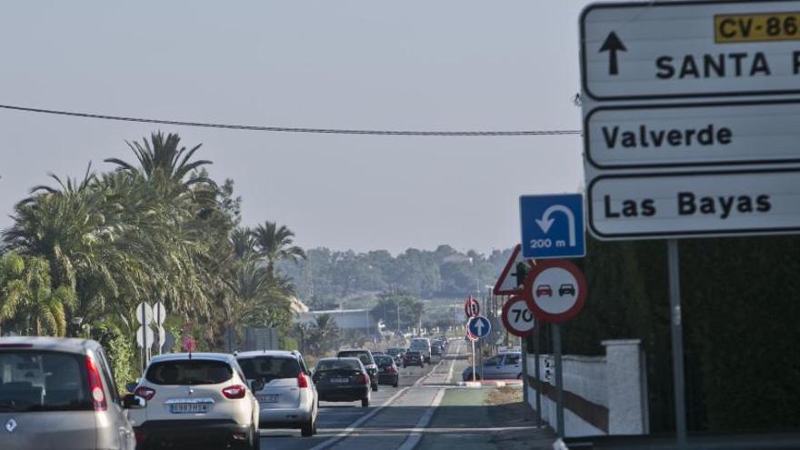 Vehículos circulando por la carretera de Elche a Santa Pola.