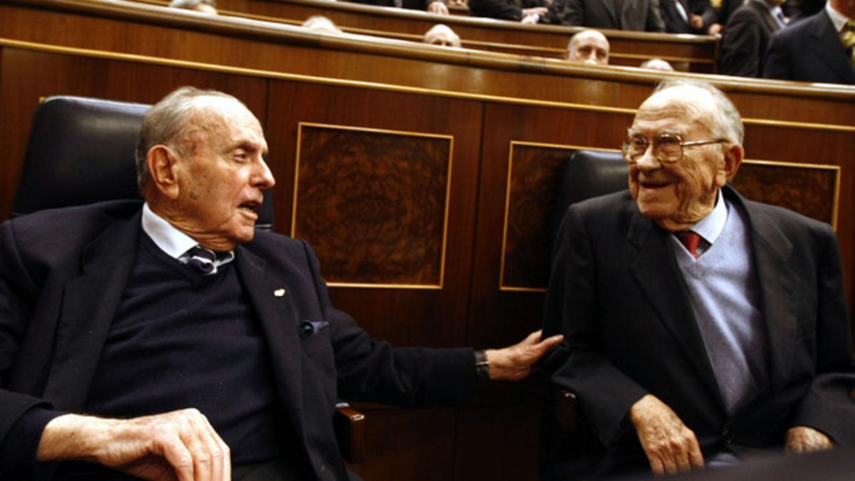 Manuel Fraga habla con Santiago Carrillo, el pasado 23 de febrero en el Congreso de los Diputados, durante el acto de aniversario del 23-F.