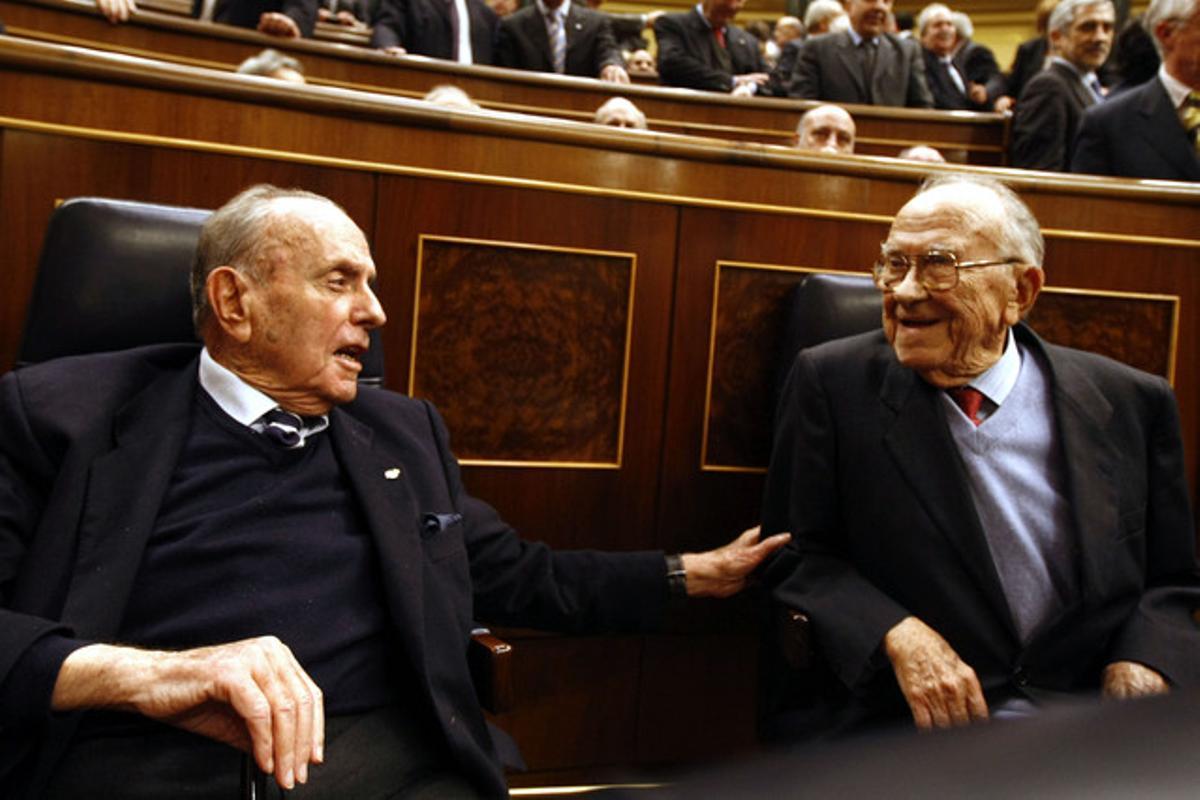 Manuel Fraga parla amb Santiago Carrillo, el 23 de febrer, al Congrés dels Diputats, durant l’acte d’aniversari del 23-F.