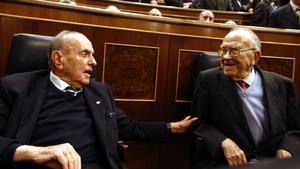 Manuel Fraga habla con Santiago Carrillo, el pasado 23 de febrero en el Congreso de los Diputados, durante el acto de aniversario del 23-F.